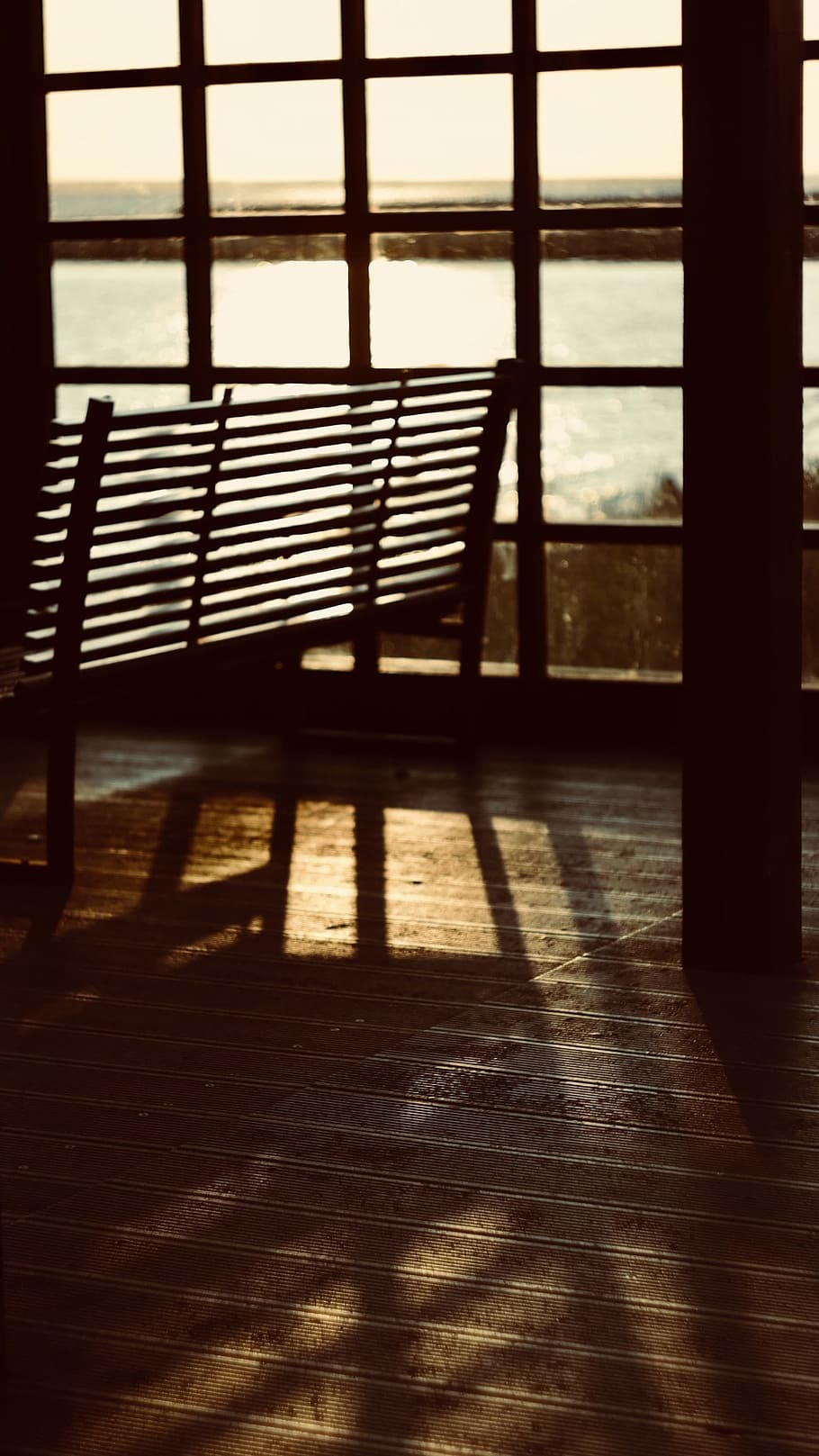 Bank, Schatten Sonne, warten, Sitz, sitzen, Reise, Fenster, Meer, Urlaub, drinnen, Schatten, die Architektur, Sonnenlicht, Tag, keine Leute, Holz - Material, Natur, Abwesenheit, Gebäude, Wohngebäude, Bodenbelag, gebaute Struktur, leeren, Geländer, Holz, Stuhl, 2K