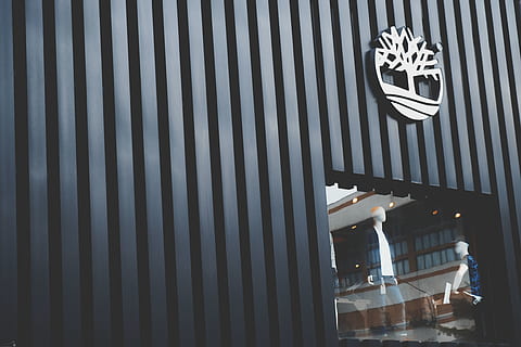 Timberland emblema, modelį, dryžuotas, architektūra, metalo, dieną, vienas asmuo, pastatyta struktūra, lauke, realūs žmonės, saugumą, žemas kampo vaizdas, apsauga, komunikacijos, sienų kūrimo funkcija, stovėti, viršutinė riba, 4K, CC0, Viešasis domenas, nemokamai