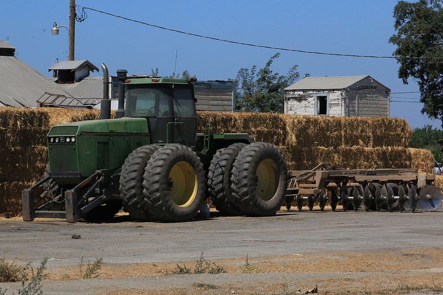tractor, verd, transport, dia, manera de transport, cel, naturalesa, vehicle terrestre, camp, cap gent, terra, cel clar, maquinària agrícola, exterior de l'edifici, a l'aire lliure, equipament agrícola, arquitectura, transport per ferrocarril, maquinària, roda, estructura construïda, electricitat, pneumàtic, 5K