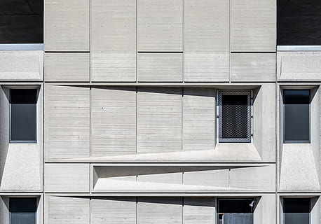 edificio grigio, Home decor, finestra, ombra della finestra, tenda, nuovo paradiso, edificio pneumatico Pirelli, Stati Uniti d'America, calcestruzzo, otturatore, costruzione, struttura, mobilia, architettura, parete, brutalismo, porta, box auto, Consiglio dei ministri, mensola, biancheria, esterno dell'edificio, struttura costruita, nessuno, fotogramma intero, giorno, sfondi, Colore bianco, all'aperto, città, modello, quartiere residenziale, design, vetro - materiale, forma, Inquadratura dal basso, forma geometrica, ripetizione, appartamento, 4K, CC0, dominio pubblico, privo di copyright