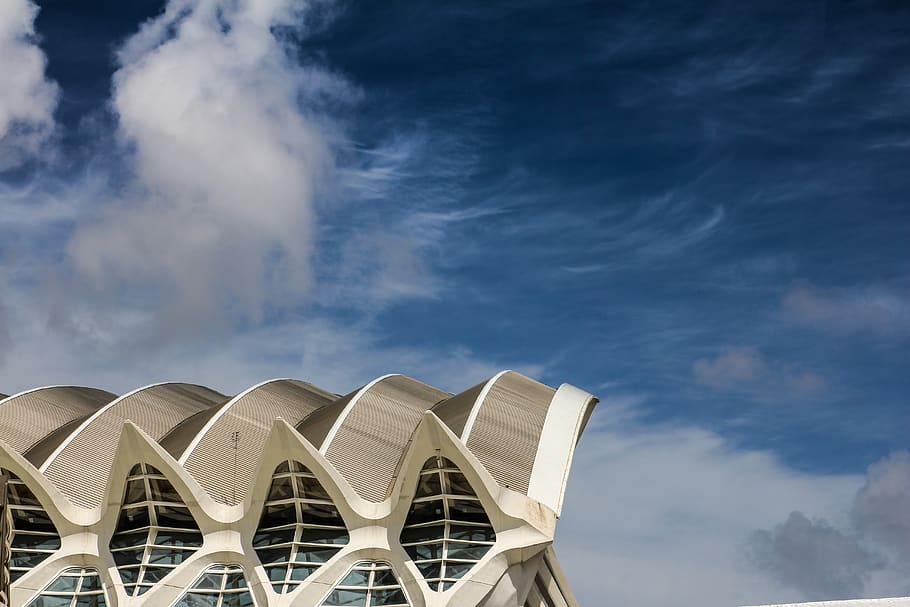 baix, vista d'angle, edifici, ennuvolat, cel, arquitectura, cel blau, núvol, perspectiva, núvol - cel, estructura construïda, exterior de l'edifici, naturalesa, cap gent, dia, a l'aire lliure, vista d’angle baix, tecnologia, costat a costat, sostre, en fila, Color blanc, patró, conducte d'aire, repetició, Molt cansat, 5K