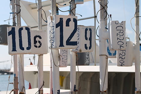 números, blau, text, comunicació, cap gent, guió occidental, centrar-se en primer pla, penjant, signe, dia, informació, signe d'informació, a l'aire lliure, primer pla, gran grup d'objectes, material de fusta, a la venda, venda al detall, Color blanc, abundància, lletra majúscula, naturalesa, signe de dòlar, 4K, CC0, domini públic, lliure de regalies