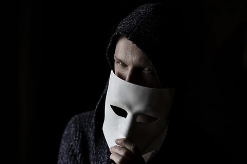 arnaque, pirate, Sécurité, virus, fraude, la criminalité, criminel, La technologie, Les données, mot de passe, protection, danger, malware, masque, anonyme, effrayant, homme, mâle, ombre, foncé, mal, cache, visage, déguisement, prise de vue en studio, photo du visage, portrait, une personne, fond noir, à l'intérieur, vue de face, regarder la caméra, adulte, masque - déguisement, jeune adulte, espace de copie, partie du corps humain, en portant, partie du corps, personne méconnaissable, Hommes, visage obscurci, visage humain, 5K, CC0, domaine public, libre de droits