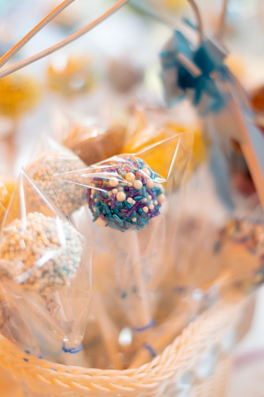 escampar la piruleta, berenar, caramels, dolç, tractar, pastisseria pop, sucre, dolços, celebra, nadó, festa d'aniversari, dutxa de nadó, espolvorear, festa, infància, aniversari, festiu, postres, ornament, joieria, enfocament selectiu, menjar i beguda, primer pla, menjar, cap gent, natura morta, multicolor, menjar dolç, menjar poc saludable, transparent, celebració, plàstic, a l'interior, vista d’angle alt, taula, bossa, dia, frescor, temptació, paquet, 5K