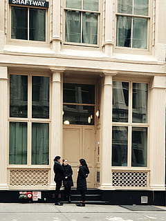nyc, finestra, esterno dell'edificio, architettura, persone reali, due persone, struttura costruita, in piedi, costruzione, persone, uomini, stili di vita, giorno, vetro - materiale, lunghezza intera, adulto, donne, solidarieta, attività di svago, all'aperto, trasparente, in attesa, vestiti caldi, 4K, CC0, dominio pubblico, privo di copyright