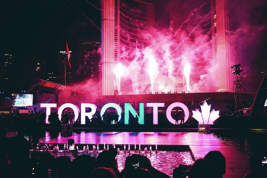 estàtua de toronto, arquitectura, negocis, celebració, ciutat, concert, fosc, energia, entreteniment, tarda, Festival, focs artificials, il·luminat, llum, actuació en directe, música, músic, nit, vida nocturna, festa, gent, rendiment, silueta, fum, punt de mira, etapa, toronto, viatjar, urbà, gran grup de persones, grup de persones, persones reals, multitud, esdeveniment, diversió, cultura i entreteniment artístic, aigua, estructura construïda, dones, exterior de l'edifici, adult, porpra, 5K