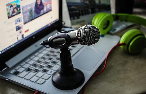 microfono sul laptop, emittente, elettronica, attrezzatura, cuffie, cuffia, tastiera, il computer portatile, mic, microfono, dispositivo di input, tecnologia, comunicazione, musica, equipaggiamento audio, attrezzatura per la registrazione del suono, cultura artistica e intrattenimento, computer, tavolo, ascoltando, in casa, concentrarsi sulle conoscenze acquisite, attività commerciale, nessuno, connessione, avvicinamento, parlando, studio di registrazione, discorso, materiale elettrico, elettronica audio, stazione radio, 5K, CC0, dominio pubblico, privo di copyright