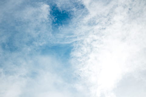 nuvens cirros, azul, ao ar livre, natureza, nuvem, céu, clima, cumulus, flora, grama, plantar, nuvem - céu, origens, beleza na natureza, scenics - natureza, cor branca, cloudscape, dia, ninguém, meio Ambiente, visão de baixo ângulo, tranquilidade, vento, limpar \ limpo, brilhante, meteorologia, fundos abstratos, efeito texturizado, 5K, CC0, domínio público, royalty free