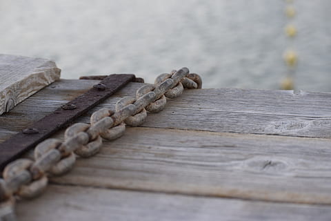 rust, rusten kæde, lænke, boks, trææske, lukket, negle, dag, rusten, metal, jern, gammel, links af kæden, jernkæde, forbundet, træ - materiale, selektiv fokusering, ingen mennesker, tæt på, styrke, reb, tekstureret, forbindelse, mønster, bord, udendørs, planke, stilleben, fokus på forgrunden, søm, solid, 5K, CC0, offentligt domæne, royaltyfrie