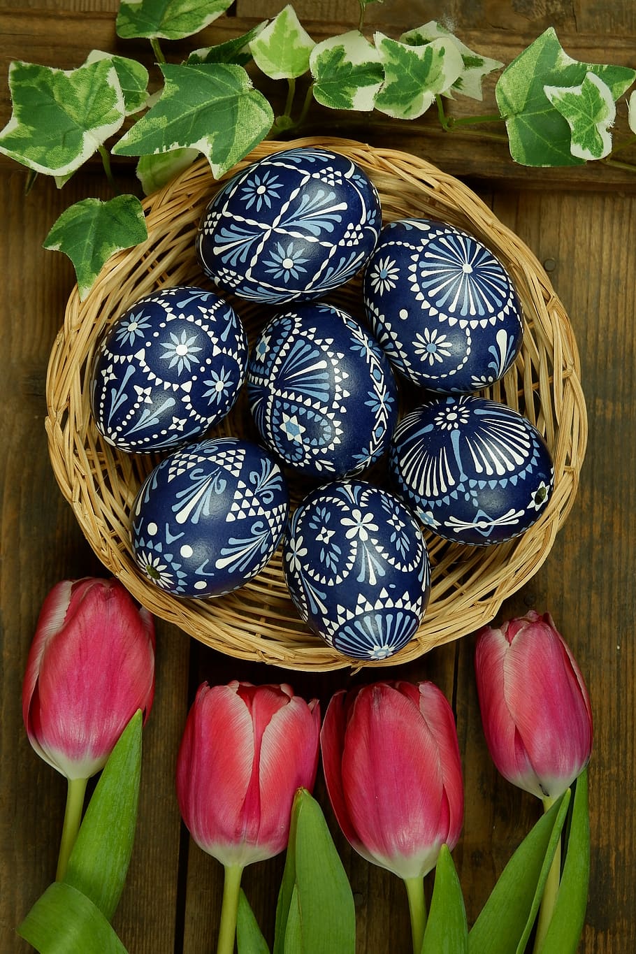 ous de Pasqua sorbics, ou de sorra de Pasqua, primavera, decoració de primavera, ous de Pasqua, Pasqua, tecnologia bossi, tècnica de cera, la tècnica del rascat, gravat, colorit, disseny, tendència, ous pintats, ous decorats, diy, osterkarte, salutació de pasqua, salutacions de pasqua, ous blaus, ous de colors, tulipes, primer pla, osterkorb, decoració de pasqua, frescor, menjar, menjar i beguda, full, a l'interior, cap gent, part de la planta, directament a sobre, cistella, natura morta, patró, contenidor, flor, vista d’angle alt, naturalesa, taula, planta, benestar, planta amb flors, motiu floral, 4K