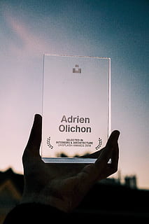 trofeu adrien olichon, humà, persona, dit, text, telèfon, electrònica, publicitat, cartellera, polzes amunt, mòbil, telèfon mòbil, mà, banner, logotip, símbol, marca comercial, pedres precioses, joieria, accessori, diamant, mà humana, comunicació, guió occidental, una persona, cel, part del cos humà, perspectiva personal, persona irreconeixible, dit humà, primer pla, cel clar, celebració, naturalesa, persones reals, a l'aire lliure, dia, part del cos, 5K, CC0, domini públic, lliure de regalies