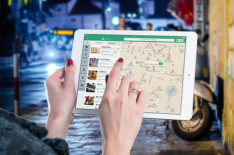 bílý ipad, jablko, průvodce, ruce, informace, ipad, mapa, map, navigace, obrazovka, tableta, Dotyková obrazovka, lidské ruky, ruka, jedna osoba, část lidského těla, hospodářství, bezdrátové technologie, skutečných lidí, sdělení, technologie, spojení, zaměřit se na popředí, aktivita, detail, životního stylu, dospělý, ženy, volnočasové aktivity, prst, 4K, CC0, veřejná doména, bez autorských práv