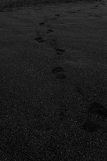 weißer Sand, Natur, draußen, Fußabdruck, Boden, Textur, Teppich, iPhone Hintergrundbild, dunkel, Fuß, schwarz, Tapete, Sand, Wort, Asphalt, Teer, Ozean, Küste, Wasser, keine Leute, Land, High Angle View, Hintergründe, Vollbild, Straße, Tag, Schmutz, Ruhe, Transport, Geheimnis, Abwesenheit, Stadt, nass, Umgebung, 5K, CC0, gemeinfrei, lizenzfrei