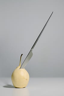 coltello grigio, frutta, cibo, cibo e bevande, mangiare sano, girato in studio, in casa, benessere, copia spazio, natura morta, avvicinamento, freschezza, Pera, mela - frutto, singolo oggetto, sfondo bianco, nessuno, tecnologia, connessione, ritagliare, sfondo grigio, maturo, tentazione, 5K, CC0, dominio pubblico, privo di copyright