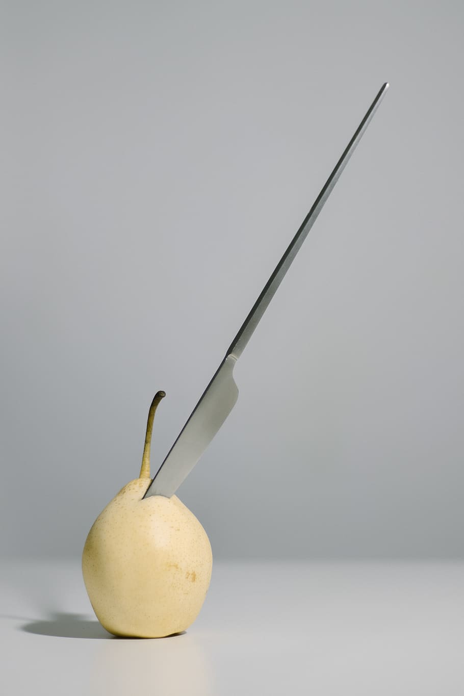 coltello grigio, frutta, cibo, cibo e bevande, mangiare sano, girato in studio, in casa, benessere, copia spazio, natura morta, avvicinamento, freschezza, Pera, mela - frutto, singolo oggetto, sfondo bianco, nessuno, tecnologia, connessione, ritagliare, sfondo grigio, maturo, tentazione, 5K