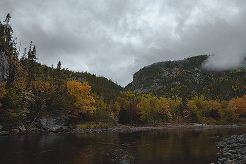 Canadà, Clermont, bosc, núvols, muntanyes, riu, aigua, arbre, bellesa a la natura, escenics - natura, planta, núvol - cel, cel, llac, tranquil·litat, escena tranquil·la, tardor, escena no urbana, naturalesa, cap gent, reflexió, idíl·lic, canvi, a l'aire lliure, 5K, CC0, domini públic, lliure de regalies