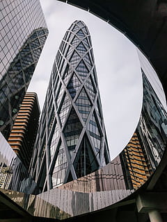 de gran alçada, edifici, ciutat, durant el dia, gratacels, espiral, reflexió, finestra, arquitectura, estructura, corba, al seu torn, buscant, paris, urbà, traçat, ornament, estructura construïda, exterior de l'edifici, vista d’angle baix, cel, cap gent, dia, vidre - material, modern, naturalesa, exterior d’edifici d’oficines, oficina, alta - alta, torre, patró, a l'aire lliure, forma, turisme, arquitectura i art, 4K, CC0, domini públic, lliure de regalies