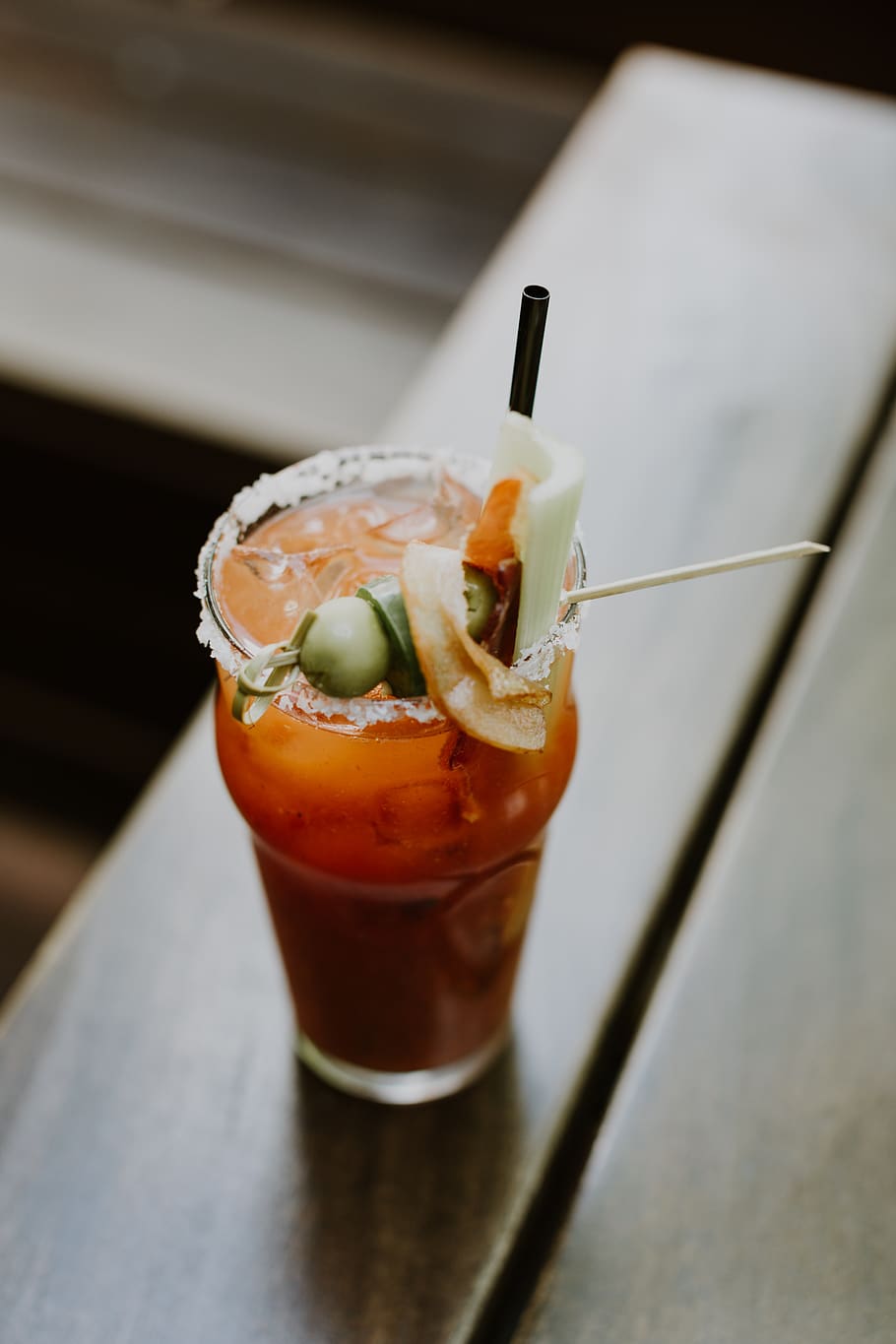 drikke på bordet, drikke, alkohol, drik, cocktail, plante, mad, drikkevarer, blodig Mary, cocktails, fremstille, glas, soda, Juice, krydderi, grøntsag, citrus frugt, grapefrugt, frugt, søde sager, konfekture, mad og drikke, drikkeglas, forfriskning, indendørs, tæt på, friskhed, husholdningsudstyr, strå, sugerør, klar til at spise, fokus på forgrunden, høj vinkel visning, bord, sund kost, ingen mennesker, fristelse, japansk mad, 5K