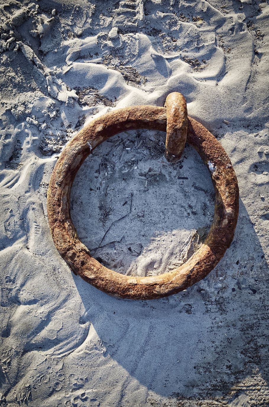 strand, rusten, havn, ring, rust, dag, høj vinkel visning, natur, ingen mennesker, solid, cirkel, form, geometrisk form, udendørs, klippe, jord, vand, metal, rock-objekt, tæt på, sollys, ru, 4K