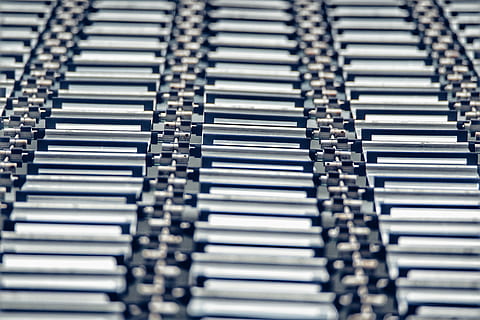 mønster, elektronik, computer, computer hardware, hardware, tastatur, computer tastatur, metal, arkitektur, tæt på, struktur, lynlås, elektronisk chip, spiralformet, ord, spole, elevator, hul, cpu, maskine, i en række, fuld ramme, ingen mennesker, baggrunde, selektiv fokusering, gentagelse, indendørs, høj vinkel visning, stor gruppe af objekter, bestille, overflod, abstrakt, grå, industri, studio skud, kunstkultur og underholdning, stilleben, stål, sølvfarvet, 5K, CC0, offentligt domæne, royaltyfrie