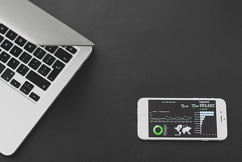 komputer, analitik, Desktop, smartphone, bisnis, keuangan, laptop, meja tulis, kerja, ponsel, kantor, macbook, teknologi, teknologi nirkabel, komunikasi, perangkat komputer, koneksi, perangkat informasi portabel, tidak ada orang, keyboard, papan ketik komputer, meja, dalam ruangan, merapatkan, ponsel pintar, Internet, jaringan komputer, tepat di atas, tampilan sudut tinggi, telepon genggam, 4K, CC0, domain publik, bebas royalti