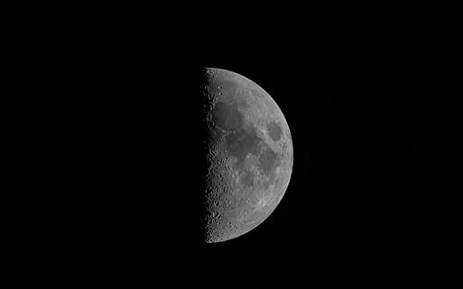 grå fullmåne, måne, astronomi, rom, univers, natur, natt, utendørs, verdensrommet, formørkelse, måneformørkelse, Halvmåne, fullmåne, nebula, planet, lerret, router, elektronikk, maskinvare, kloden, jord, måneoverflate, planetmåne, himmel, skjønnhet i naturen, kopiere plass, ro, naturskjønnhet - natur, utforsking av verdensrommet, ingen folk, rolig scene, lav vinkel visning, klar himmel, mørk, idylliske, plass og astronomi, astrologi, halvsirkel, 4K, CC0, offentlig domene, opphavsrett gratis