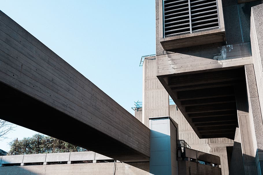 edifici de formigó gris, arquitectura, estructura construïda, exterior de l'edifici, vista d’angle baix, dia, cel, ciutat, cap gent, pont, naturalesa, cel clar, edifici, connexió, llum solar, pont - estructura feta per l'home, concret, blau, a l'aire lliure, viatjar, modern, pas superior, 4K