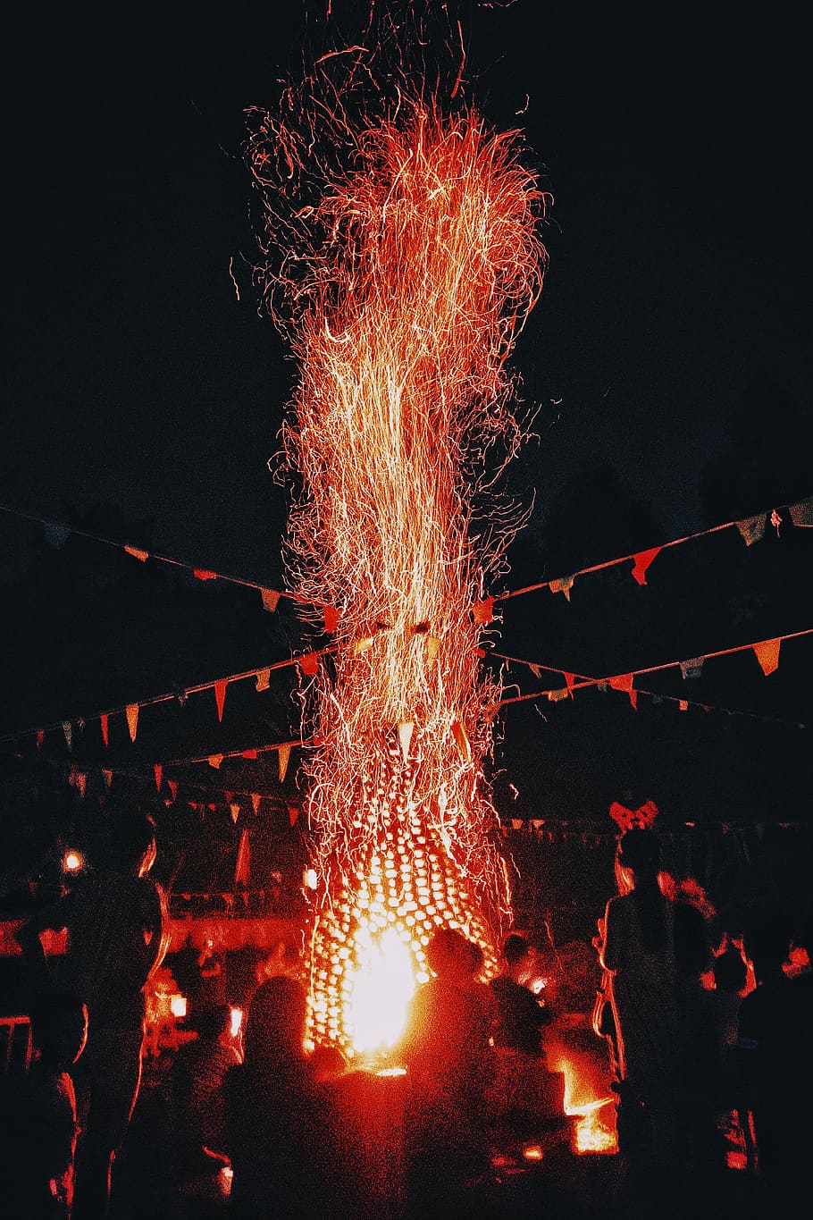 foc, scânteie, flacără, foc de foc, noapte, iluminat, celebrare, luminos, eveniment, mişcare, arta culturii și divertismentului, foc de artificii, ușoară, expunere lungă, explodează, nici o persoana, natură, mișcare încețoșată, scântei, vedere unghiulară joasă, ardere, în aer liber, foc de artificii - obiect de om, festival, 4K