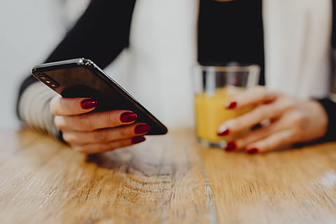 Getränk, Frühstück, Cafe, in Verbindung gebracht, zugeschnitten, Schreibtisch, Digital, digitales Gerät, Trinken, weiblich, Glas, Hände, gesund, halten, Saft, Mobiltelefon, Morgen, online, Orange, Orangensaft, Telefon, rote Nägel, eine Person, Erwachsene, menschliches Körperteil, menschliche Hand, Hand, Frau, drinnen, Nagelpolitur, Essen und Trinken, roter Nagellack, Nagel, Technologie, Erfrischung, Smartphone, selektiver Fokus, kabellose Technologie, 5K, CC0, gemeinfrei, lizenzfrei