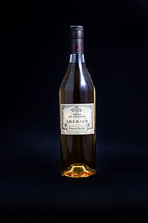 borosüveg, alkohol, üveg, felüdítés, ital, tartály, étel és ital, stúdió felvétel, fedett, üveg - anyag, bor, fekete háttér, címke, nem ember, ivópohár, színes háttérrel, háztartási berendezések, egyetlen objektum, parafa dugó, éjszakai élet, bor készítés, 5K, CC0, közkincs, jogdíjmentes