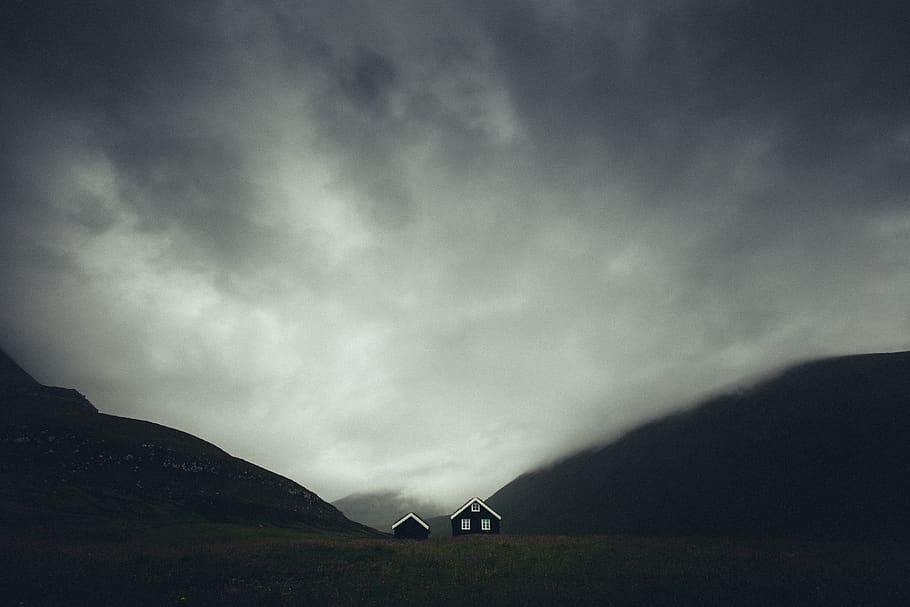 paisatge, muntanyes, posta de sol, núvols, turons, cel, Illes Faroe, natural, dis, boira, aigua, el mar, foscor, casa, horripilant, llum, vespre, bonic, núvol, viatjar, núvol - cel, medi ambient, muntanya, cap gent, escenics - natura, naturalesa, bellesa a la natura, escena no urbana, tranquil·litat, escena tranquil·la, a l'aire lliure, tempesta, terra, silueta, núvol de tempesta, dia, fosc, ominós, 4K