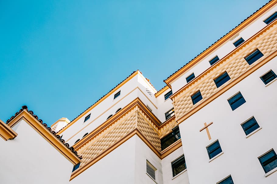 arquitectura, edifici, infraestructura, sostre, disseny, blau, cel, estructura construïda, exterior de l'edifici, vista d’angle baix, cel clar, finestra, cap gent, naturalesa, dia, ciutat, còpia espai, barri residencial, a l'aire lliure, llum solar, alta - alta, exterior d’edifici d’oficines, casa, apartament, 4K