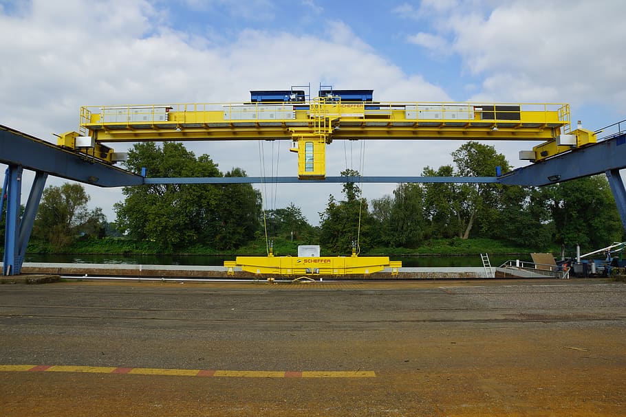 grua, sistema magnètic, scheffer, tecnologia de grua, comerç d’acer, pont grua, cel, groc, transport, núvol - cel, dia, naturalesa, indústria, carretera, a l'aire lliure, maquinària, cap gent, estructura construïda, manera de transport, arbre, arquitectura, industria de la construcció, ciutat, lloc de construcció, connexió, carrer, equipament industrial, 5K