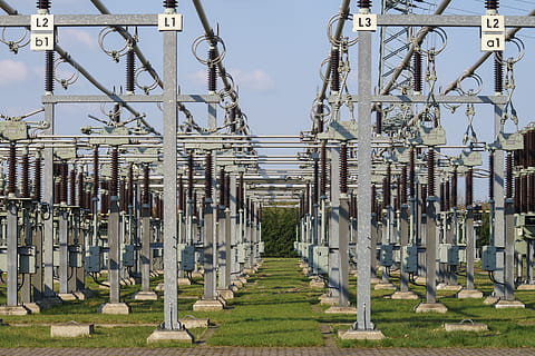 industri, opptreden, himmel, teknologi, elektrisitet, transformatorstasjonen, elektroteknikk, nåværende, energi, høyspenning, Wülfel, stromverteilung, gress, natur, ingen folk, dag, anlegg, på rad, arkitektur, bygget struktur, utendørs, veien forover, retning, felt, sollys, historie, land, fortiden, metall, vekst, gjentakelse, arkitektonisk kolonne, 2K, CC0, offentlig domene, opphavsrett gratis