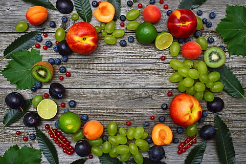 frutta, melone, pesca, uva, albicocca, salutare, cibo, anguria, rosso, bene, fresco, succoso, verde, dolce, maturo, affettato, ricreazione, vitalità, vitamine, rinfreschi, estate, umore, colore, profumo, cibo e bevande, mangiare sano, legno - materiale, freschezza, direttamente sopra, benessere, vista dall'alto, grande gruppo di oggetti, natura morta, tavolo, nessuno, mela - frutto, scelta, frutti di bosco, giorno, foglia, variazione, parte vegetale, arancia, 5K, CC0, dominio pubblico, privo di copyright
