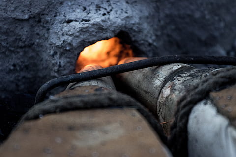 Schmiede, Feuer, Gelb, schmieden, Hitze - Temperatur, Verbrennung, keine Leute, Feuer - natürliches Phänomen, Nahansicht, Flamme, selektiver Fokus, Vorbereitung, Natur, Küchenutensilien, Holz - Material, Holz, Log, Brennholz, Haushaltsausstattung, Essen und Trinken, glühend, Lebensmittel, draußen, 5K, CC0, gemeinfrei, lizenzfrei