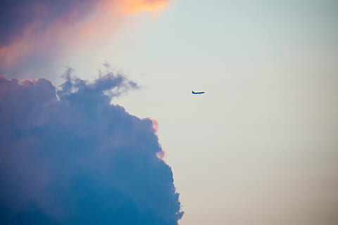 letadlo, nebe, nimbus mraky, letoun, mrak, cloudbank, osobní letadlo, stupnice, létající, soumrak, Příroda, modrý, vzduch, mrak - nebe, leteckého vozidla, venku, letní, scéna s oblaky, scén, den, západ slunce, slunečního světla, krása v přírodě, počasí, přeprava, pozadí, cestovat, barevný obraz, pták, 5K, CC0, veřejná doména, bez autorských práv