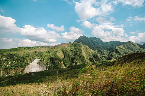 foto, montagne, coperto, erba, nuvole, luce del giorno, ambiente, idilliaco, paesaggio, natura, Filippine, scenario, panoramico, cielo, turismo, tranquillo, nuvola - cielo, bellezza nella natura, scenics - natura, la tranquillità, scena tranquilla, montagna, pianta, scena non urbana, colore verde, giorno, nessuno, terra, crescita, a distanza, all'aperto, 2K, CC0, dominio pubblico, privo di copyright