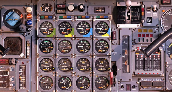 gris, boutons de commande de la machine, contrôle, véhicule aérien, Panneau de contrôle, La technologie, avion, cockpit, transport, mode de transport, industrie aérospaciale, personne, intérieur du véhicule, Voyage, fermer, avion commercial, jauge, bouton, grand groupe d'objets, direction, plein cadre, lien, bouton poussoir, levier, complexité, 4K, CC0, domaine public, libre de droits