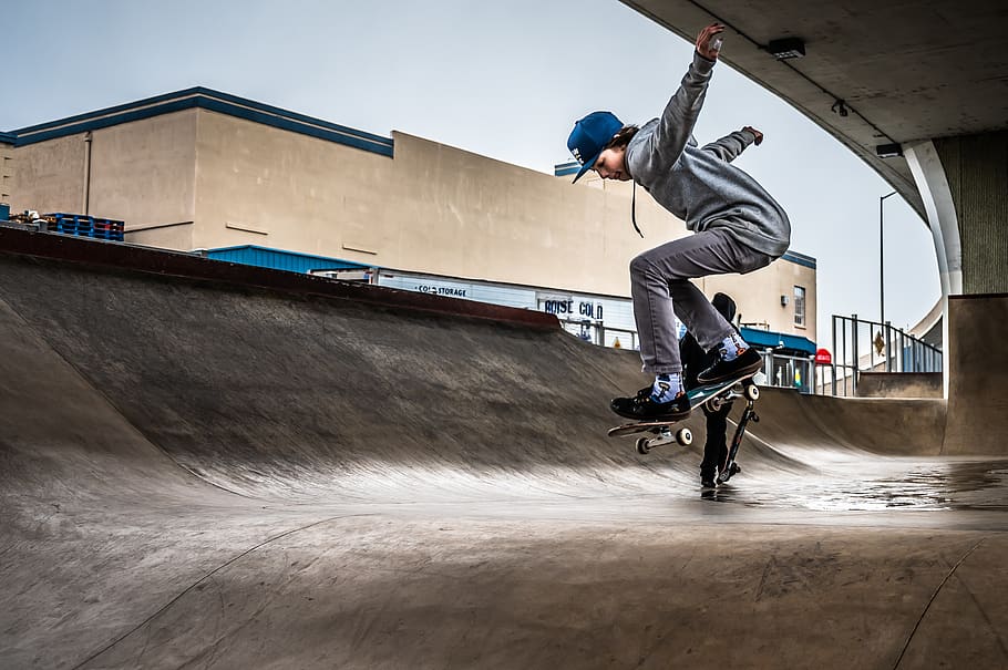 home, trucs, monopatí, acció, actiu, esforç, energia, Esports extrems, saltar, Salt, saltar, masculí, moviment, rampa, recreació, patí, parc de patins, patinador, patinatge, skatepark, habilitat, esport, una persona, activitat d'oci, homes, estils de vida, transport, bicicleta, truc, casc, passeig, longitud completa, activitat, barreteria, a l'aire, vitalitat, muntar a cavall, a l'aire lliure, 4K