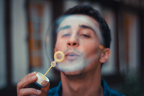 uomo che soffia bolla, persona, umano, confetteria, cibo, dolci, dito, viso, bolla, latte macchiato, tazza, bere, bevanda, tazza di caffè, mangiare, fotografia, foto, sfera, crema, dolce, creme, colpo alla testa, una persona, detenzione, cibo e bevande, ritratto, giovane adulto, concentrarsi sulle conoscenze acquisite, adulto, soffiando, vista frontale, godimento, felicità, abbigliamento casual, emozione, avvicinamento, stili di vita, capelli, all'aperto, bocca aperta, 2K, CC0, dominio pubblico, privo di copyright
