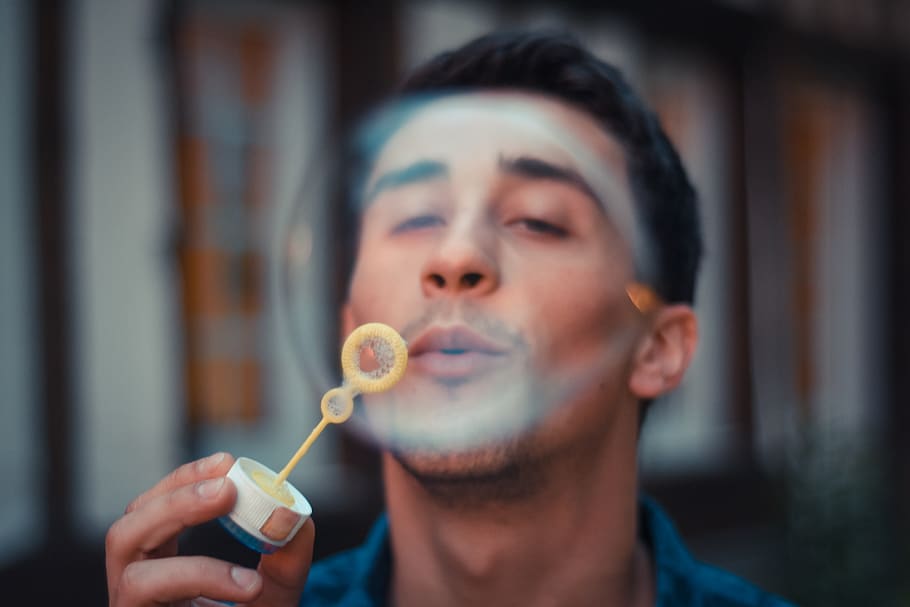 uomo che soffia bolla, persona, umano, confetteria, cibo, dolci, dito, viso, bolla, latte macchiato, tazza, bere, bevanda, tazza di caffè, mangiare, fotografia, foto, sfera, crema, dolce, creme, colpo alla testa, una persona, detenzione, cibo e bevande, ritratto, giovane adulto, concentrarsi sulle conoscenze acquisite, adulto, soffiando, vista frontale, godimento, felicità, abbigliamento casual, emozione, avvicinamento, stili di vita, capelli, all'aperto, bocca aperta, 2K