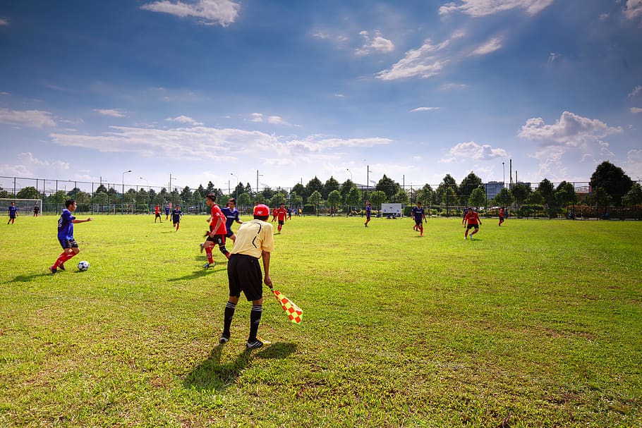 persones que juguen al futbol, acció, activitat, esportistes, pilota, nois, la llum del dia, camp, futbol, jugadors de futbol, joc, herba, verd, grup, paisatge, homes, a l'aire lliure, vestit, gent, jugadors, jugant, pilota de futbol, camp de futbol, esport, equips, arbres, jove, joventut, grup de persones, persones reals, cel, gran grup de persones, núvol - cel, planta, terra, esport d’equip, estils de vida, naturalesa, competició, activitat d'oci, color verd, treball en equip, 4K