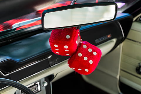 terning, rød, plys, deco, bagspejl, indre, auto, form, punkter, terningform, bil, motor køretøj, transportform, transportmidler, land køretøj, ingen mennesker, fokus på forgrunden, gambling, tæt på, bil interiør, sport, held, rat, terninger, dag, udendørs, kunstkultur og underholdning, glas - materiale, bakspejl, sølvfarvet, 5K, CC0, offentligt domæne, royaltyfrie