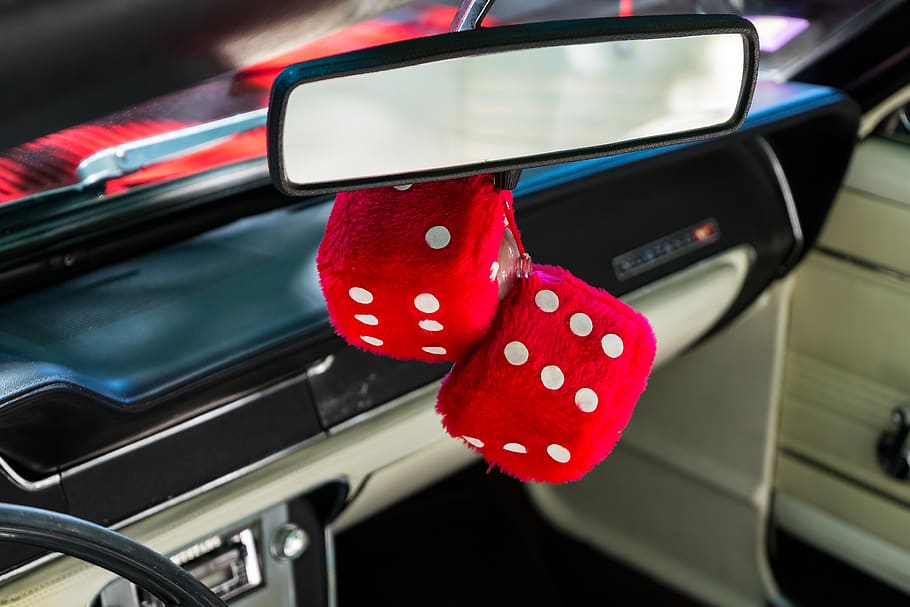 terning, rød, plys, deco, bagspejl, indre, auto, form, punkter, terningform, bil, motor køretøj, transportform, transportmidler, land køretøj, ingen mennesker, fokus på forgrunden, gambling, tæt på, bil interiør, sport, held, rat, terninger, dag, udendørs, kunstkultur og underholdning, glas - materiale, bakspejl, sølvfarvet, 5K