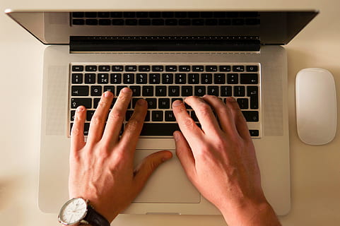 macbook, portable, ordinateur, La technologie, clavier, mains, dactylographie, Souris, Bureau, travail, affaires, Blog, regarder, main humaine, partie du corps humain, main, une personne, la communication, à l'intérieur, utilisant un ordinateur portable, adulte, Technologie sans fil, partie du corps, lien, clavier d'ordinateur, équipement informatique, directement au-dessus, doigt, pied humain, membre humain, 4K