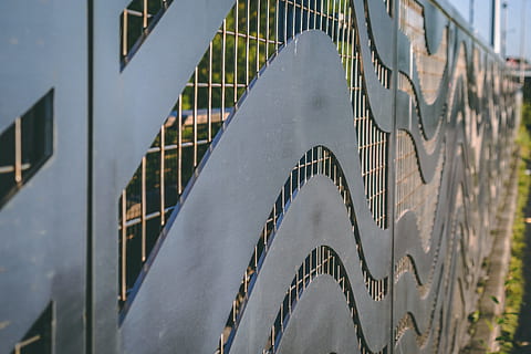 tanca, metall, patró, resum, blau, gris, verd, paret, panell, treballs de metall, estructura construïda, arquitectura, dia, cap gent, funció de construcció de parets, primer pla, barana, exterior de l'edifici, a l'aire lliure, centrar-se en primer pla, llum solar, música, cultura i entreteniment artístic, naturalesa, enfocament selectiu, instrument musical, seguretat, protecció, 4K, CC0, domini públic, lliure de regalies