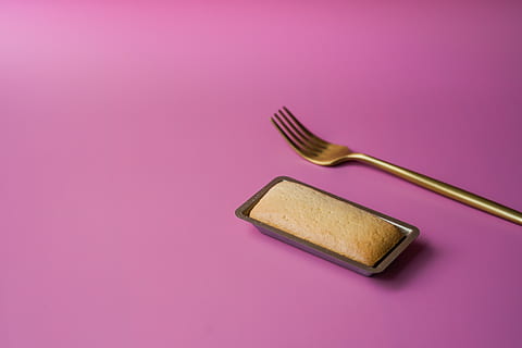 braun, Gabel, neben, Kuchen, Nahansicht, Farben, Besteck, Lila Hintergrund, rostfreier Stahl, stehlen, Geschirr, Utensil, farbiger Hintergrund, Studioaufnahme, pinke Farbe, drinnen, rosa Hintergrund, kopieren sie platz, einzelnes Objekt, keine Leute, Essen und Trinken, Make-up Pinsel, bilden, Einfachheit, Lebensmittel, zwei Objekte, glänzend, High Angle View, lila, Versuchung, Erröten - Make-up, 5K, CC0, gemeinfrei, lizenzfrei