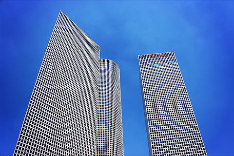 fotografia d'angle baix, tres, de gran alçada, edificis, gratacels, ciutat, edifici, arquitectura, finestra, blau, cel, geometria, alt, urbà, estructura construïda, torre, escena urbana, districte del centre de la ciutat, exterior de l'edifici, modern, edifici d'oficines, paisatge urbà, negocis, lloc famós, alta - alta, horitzó urbà, a l'aire lliure, futurista, Finances, vida de ciutat, cap gent, reflexió, industria de la construcció, EUA, 2K, CC0, domini públic, lliure de regalies