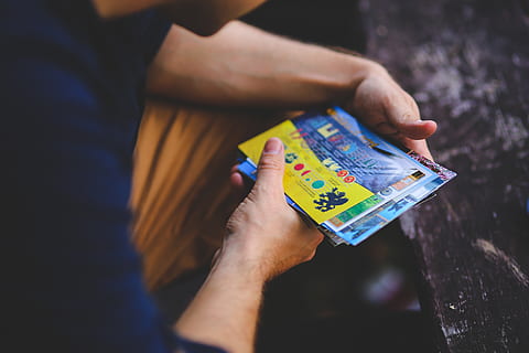pria, mencari, kartu pos, surat, tiket, tangan manusia, tangan, satu orang, memegang, bagian tubuh manusia, kegiatan waktu luang, laki-laki, dewasa, merapatkan, bagian tengah tubuh, komunikasi, fokus selektif, orang sungguhan, bagian tubuh, fokus pada latar depan, gaya hidup, dalam ruangan, pakaian kasual, anggota tubuh manusia, jari, 5K, CC0, domain publik, bebas royalti